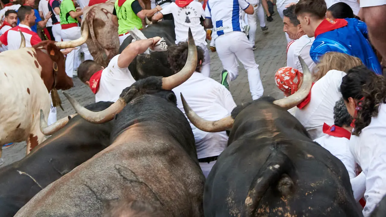 Octavo encierro de San Fermín 2025 con toros de la ganadería Miura en Telefónica. IRANZU LARRASOAÑA