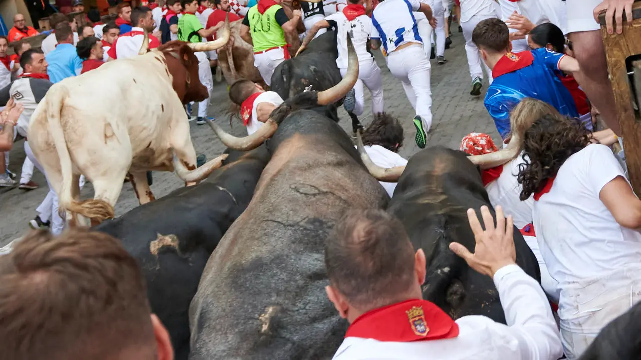 Octavo encierro de San Fermín 2025 con toros de la ganadería Miura en Telefónica. IRANZU LARRASOAÑA