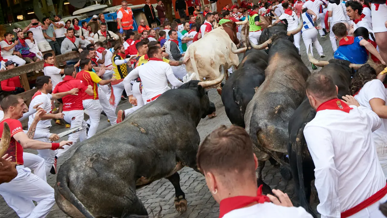 Octavo encierro de San Fermín 2025 con toros de la ganadería Miura en Telefónica. IRANZU LARRASOAÑA