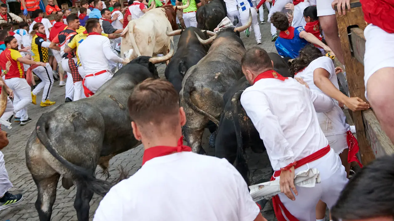 Octavo encierro de San Fermín 2025 con toros de la ganadería Miura en Telefónica. IRANZU LARRASOAÑA