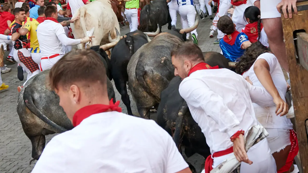 Octavo encierro de San Fermín 2025 con toros de la ganadería Miura en Telefónica. IRANZU LARRASOAÑA