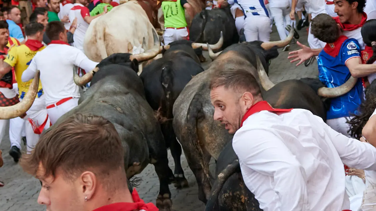 Octavo encierro de San Fermín 2025 con toros de la ganadería Miura en Telefónica. IRANZU LARRASOAÑA