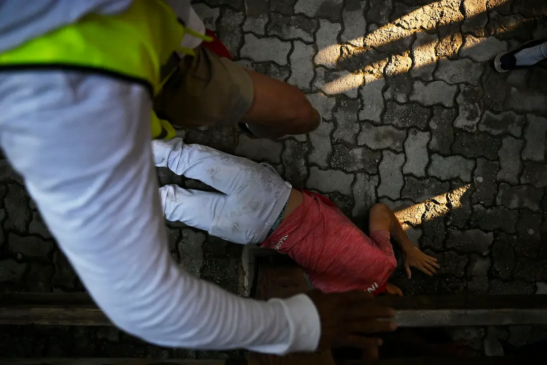 Octavo y último encierro de San Fermín 2025 con toros de Miura en la bajada al callejón. PABLO LASAOSA