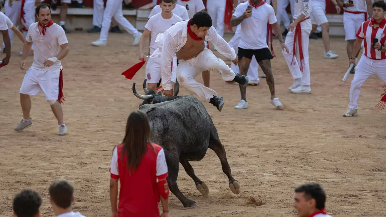 Suelta de vaquillas tras el octavo encierro de San Fermín.Maite H. Mateo..-31