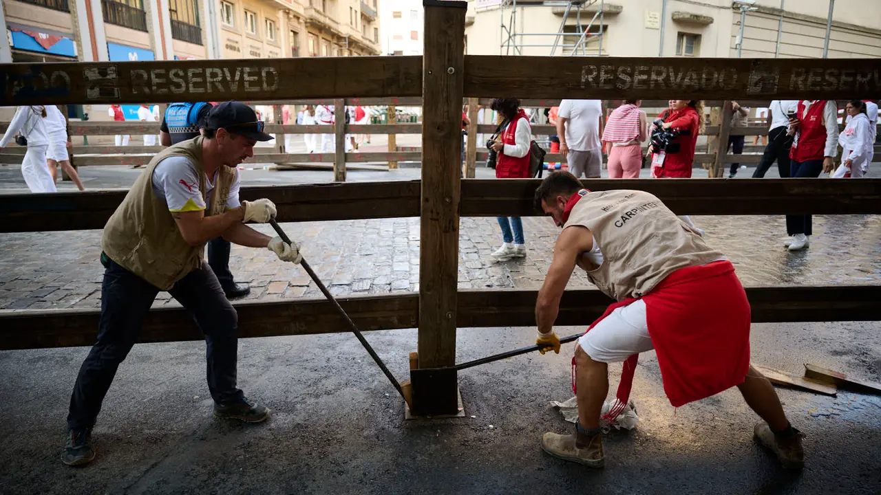 Los carpinteros desmontan el vallado tras el úñtimo encierro de San Fermín 2025. PABLO LASAOSA