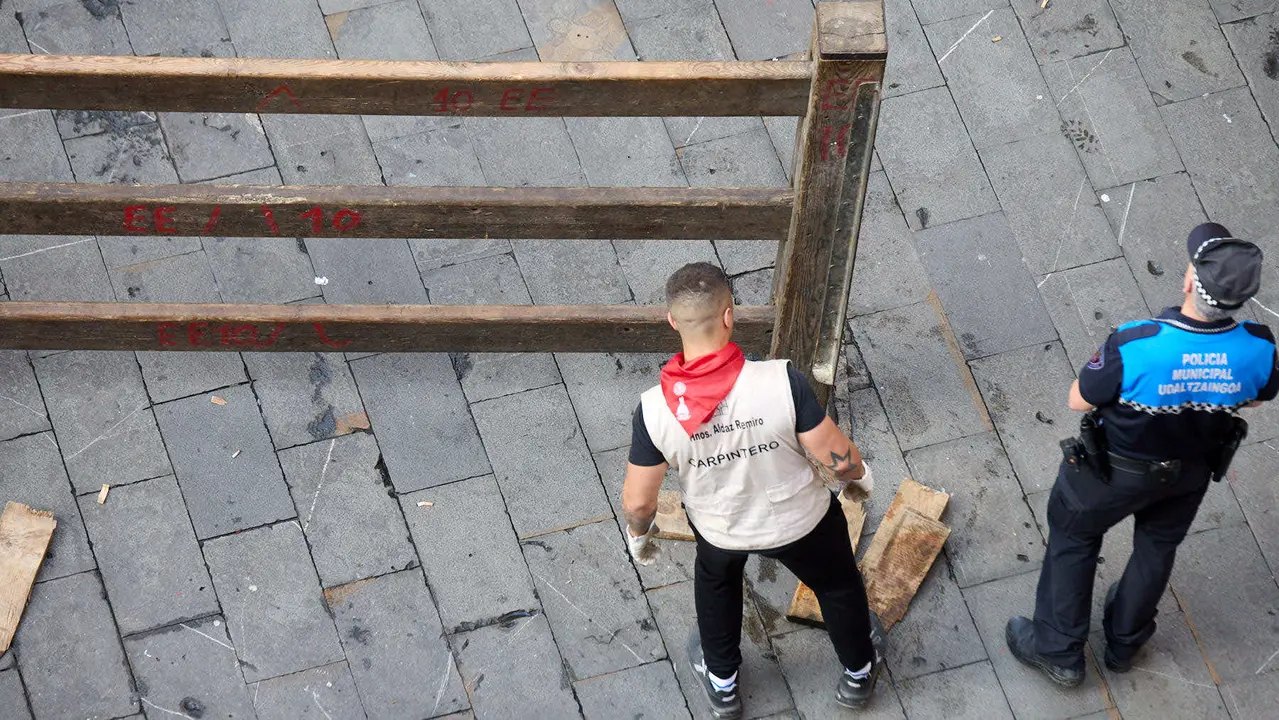 Desmontado del vallado tras el octavo y último encierro de San Fermín 2025 con toros de la ganadería de Miura en el tramo de Mercaderes. IÑIGO ALZUGARAY