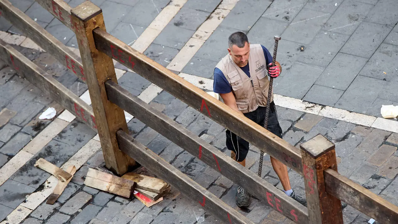 Desmontado del vallado tras el octavo y último encierro de San Fermín 2025 con toros de la ganadería de Miura en el tramo de Mercaderes. IÑIGO ALZUGARAY