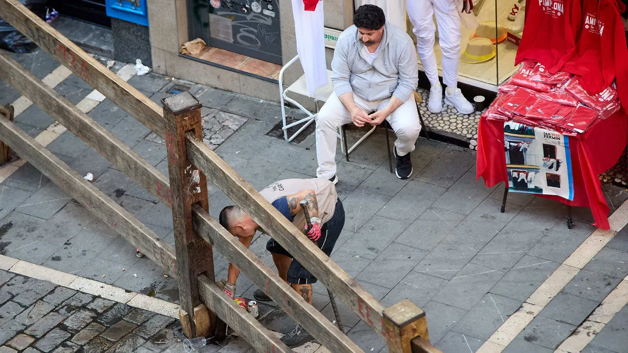 Desmontado del vallado tras el octavo y último encierro de San Fermín 2025 con toros de la ganadería de Miura en el tramo de Mercaderes. IÑIGO ALZUGARAY