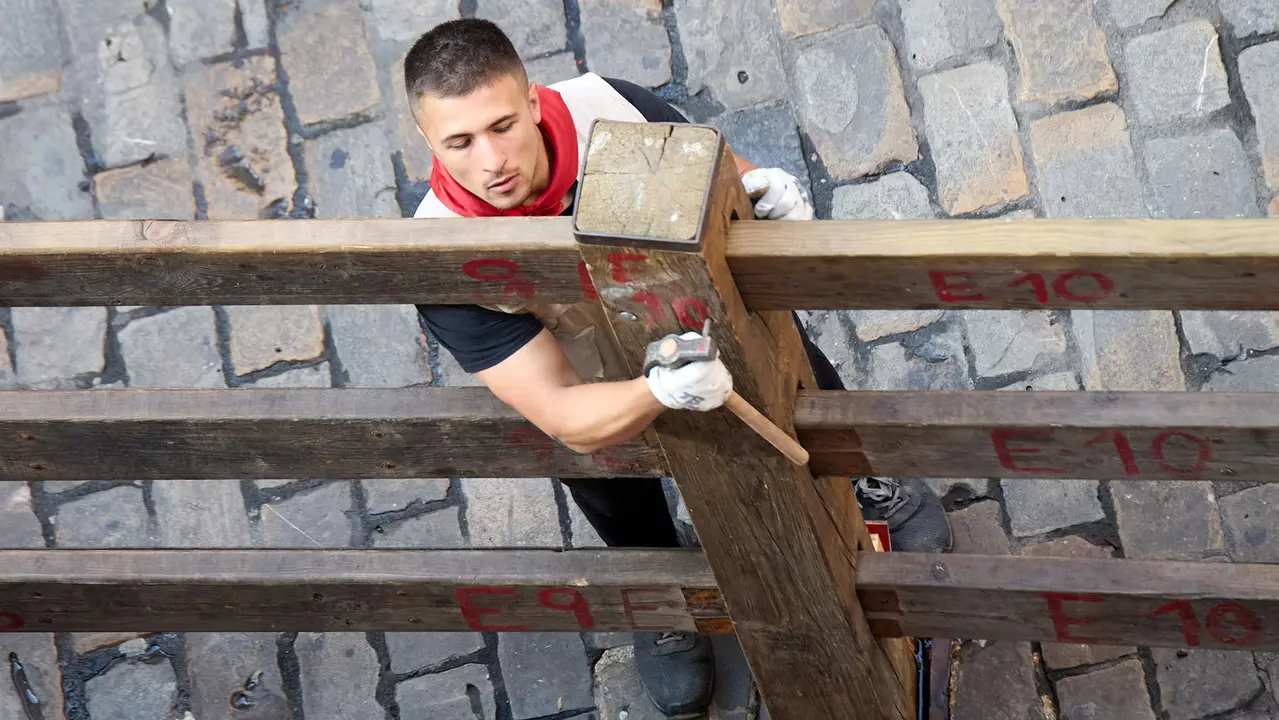 Desmontado del vallado tras el octavo y último encierro de San Fermín 2025 con toros de la ganadería de Miura en el tramo de Mercaderes. IÑIGO ALZUGARAY