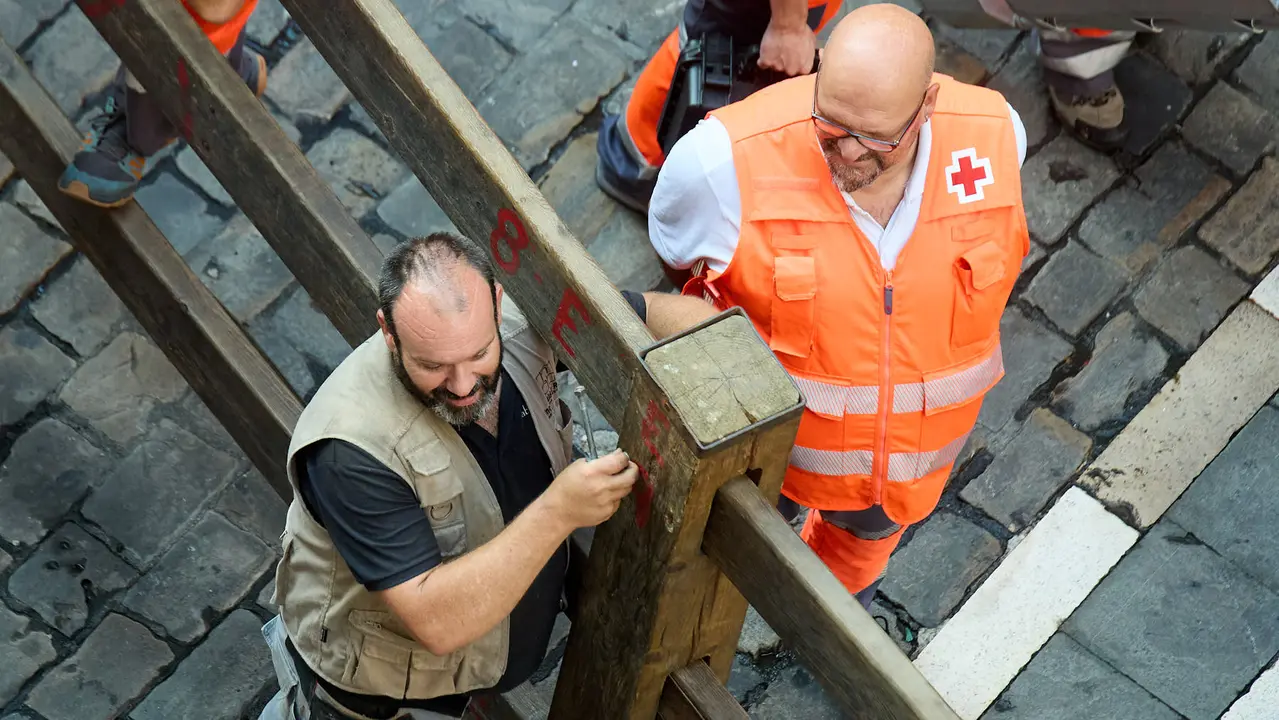 Desmontado del vallado tras el octavo y último encierro de San Fermín 2025 con toros de la ganadería de Miura en el tramo de Mercaderes. IÑIGO ALZUGARAY