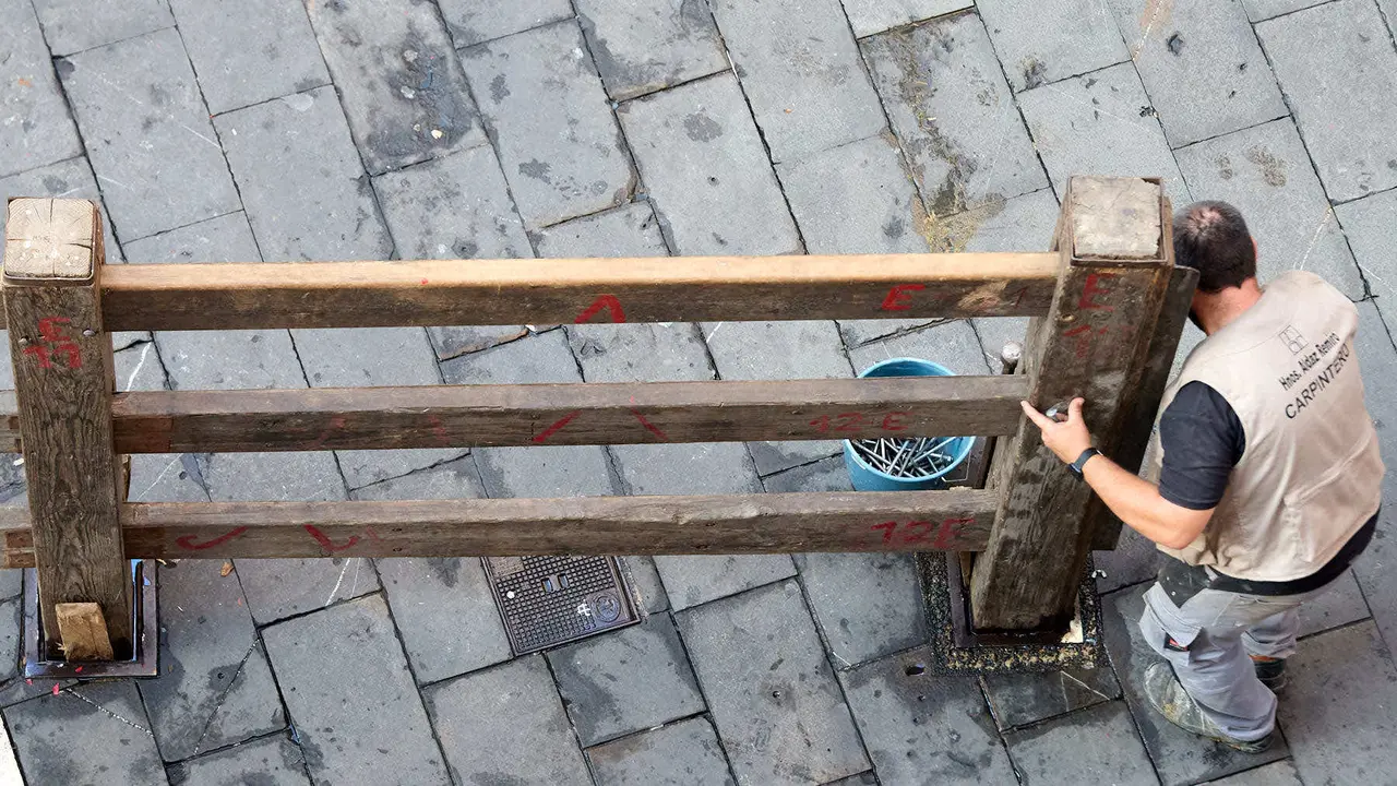Desmontado del vallado tras el octavo y último encierro de San Fermín 2025 con toros de la ganadería de Miura en el tramo de Mercaderes. IÑIGO ALZUGARAY