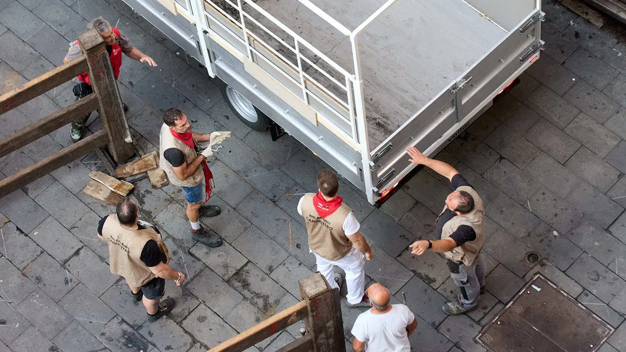 Desmontado del vallado tras el octavo y último encierro de San Fermín 2025 con toros de la ganadería de Miura en el tramo de Mercaderes. IÑIGO ALZUGARAY
