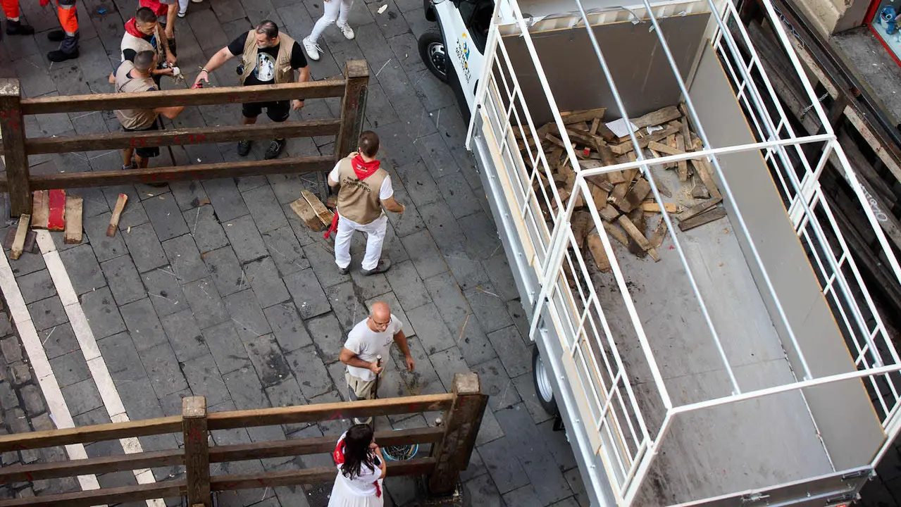 Desmontado del vallado tras el octavo y último encierro de San Fermín 2025 con toros de la ganadería de Miura en el tramo de Mercaderes. IÑIGO ALZUGARAY