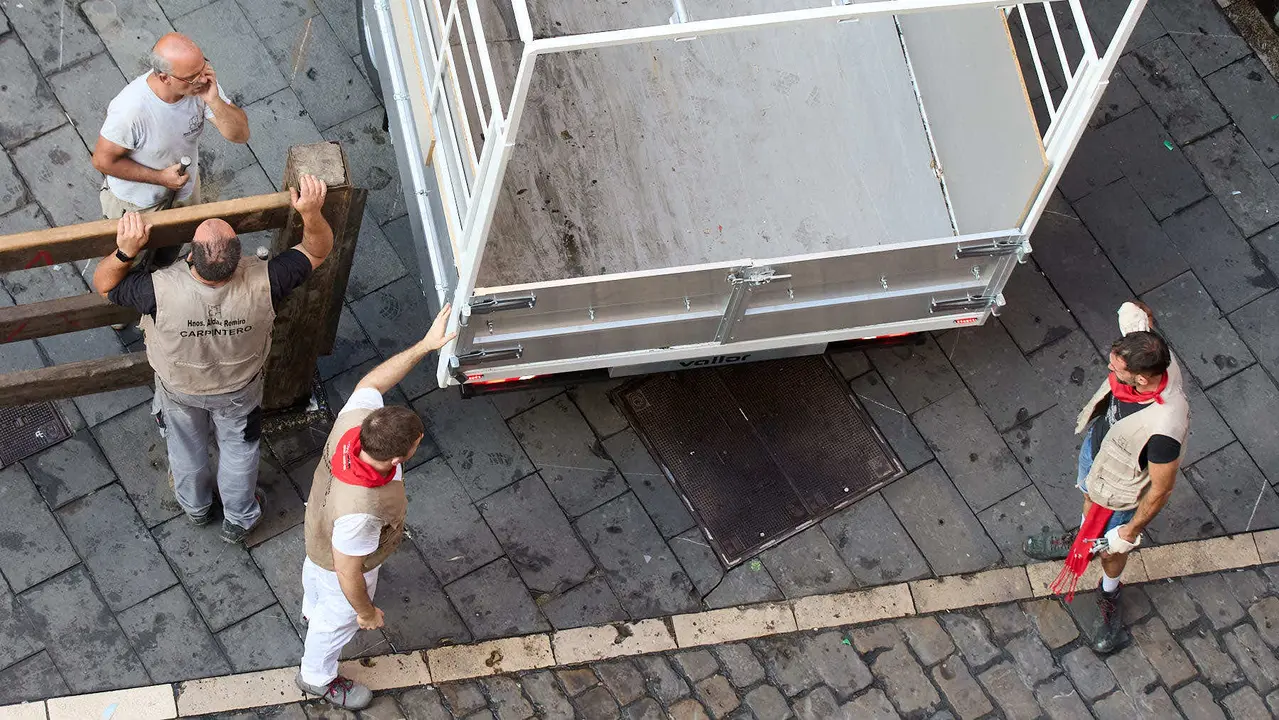 Desmontado del vallado tras el octavo y último encierro de San Fermín 2025 con toros de la ganadería de Miura en el tramo de Mercaderes. IÑIGO ALZUGARAY