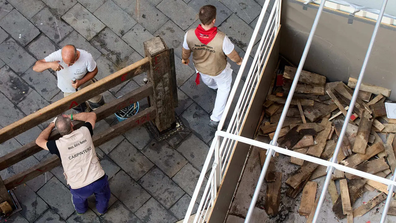 Desmontado del vallado tras el octavo y último encierro de San Fermín 2025 con toros de la ganadería de Miura en el tramo de Mercaderes. IÑIGO ALZUGARAY