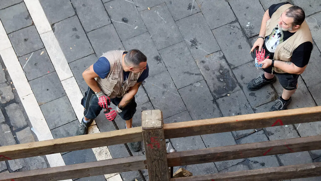 Desmontado del vallado tras el octavo y último encierro de San Fermín 2025 con toros de la ganadería de Miura en el tramo de Mercaderes. IÑIGO ALZUGARAY