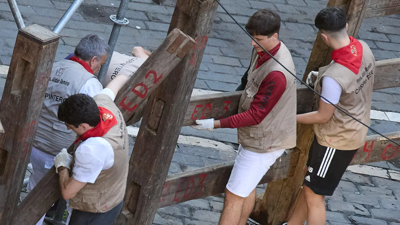 Desmontado del vallado tras el octavo y último encierro de San Fermín 2025 con toros de la ganadería de Miura en el tramo de Mercaderes. IÑIGO ALZUGARAY