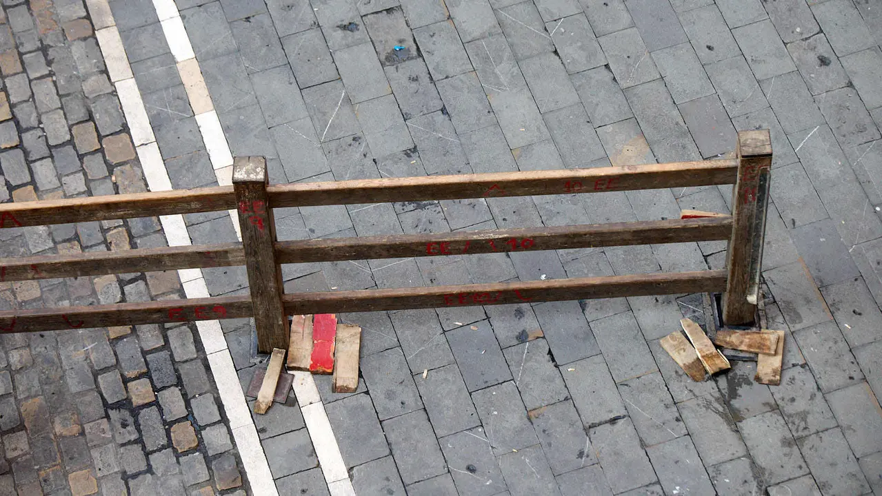 Desmontado del vallado tras el octavo y último encierro de San Fermín 2025 con toros de la ganadería de Miura en el tramo de Mercaderes. IÑIGO ALZUGARAY