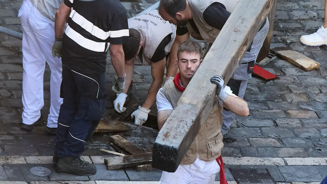 Desmontado del vallado tras el octavo y último encierro de San Fermín 2025 con toros de la ganadería de Miura en el tramo de Mercaderes. IÑIGO ALZUGARAY