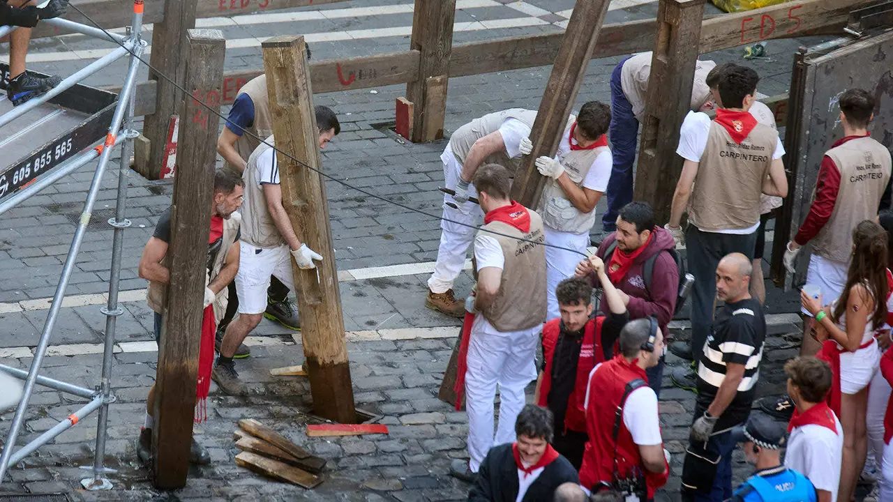 Desmontado del vallado tras el octavo y último encierro de San Fermín 2025 con toros de la ganadería de Miura en el tramo de Mercaderes. IÑIGO ALZUGARAY