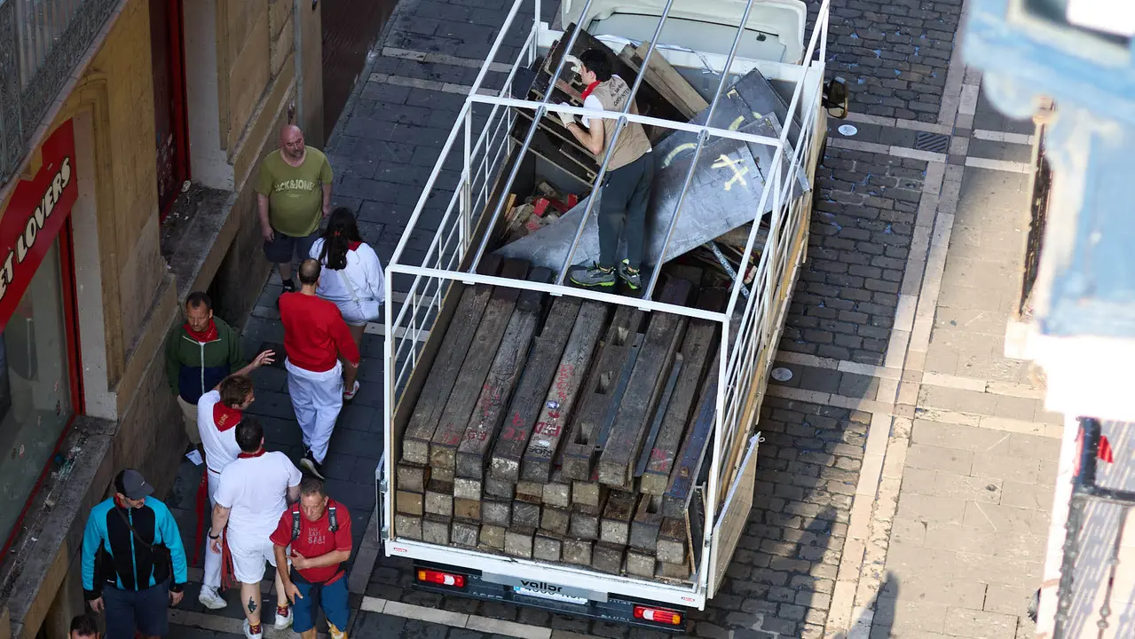 Desmontado del vallado tras el octavo y último encierro de San Fermín 2025 con toros de la ganadería de Miura en el tramo de Mercaderes. IÑIGO ALZUGARAY