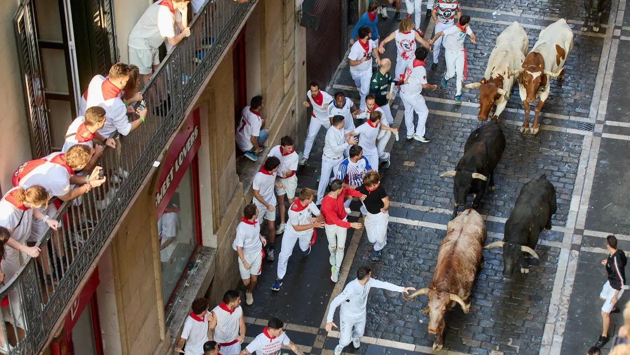 Octavo y último encierro de San Fermín 2025 con toros de la ganadería de Miura en el tramo de Mercaderes. IÑIGO ALZUGARAY
