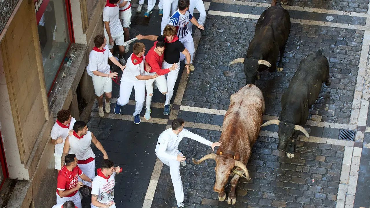 Octavo y último encierro de San Fermín 2025 con toros de la ganadería de Miura en el tramo de Mercaderes. IÑIGO ALZUGARAY