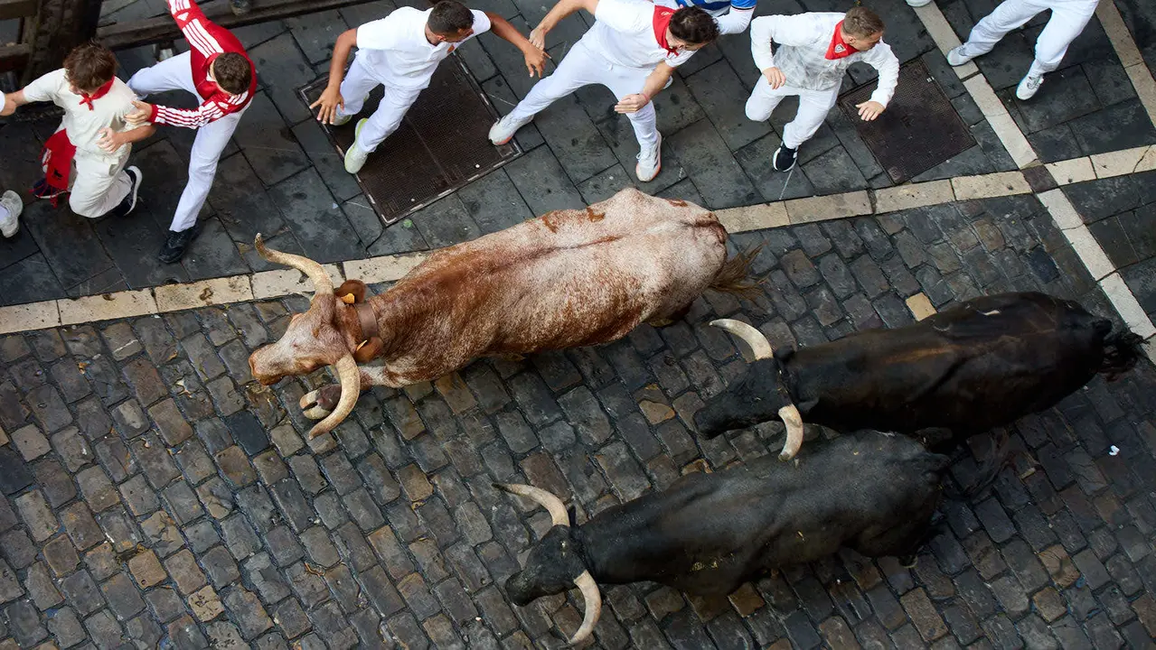 Octavo y último encierro de San Fermín 2025 con toros de la ganadería de Miura en el tramo de Mercaderes. IÑIGO ALZUGARAY
