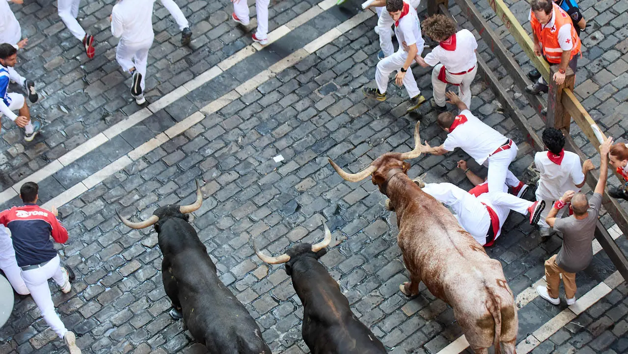 Octavo y último encierro de San Fermín 2025 con toros de la ganadería de Miura en el tramo de Mercaderes. IÑIGO ALZUGARAY
