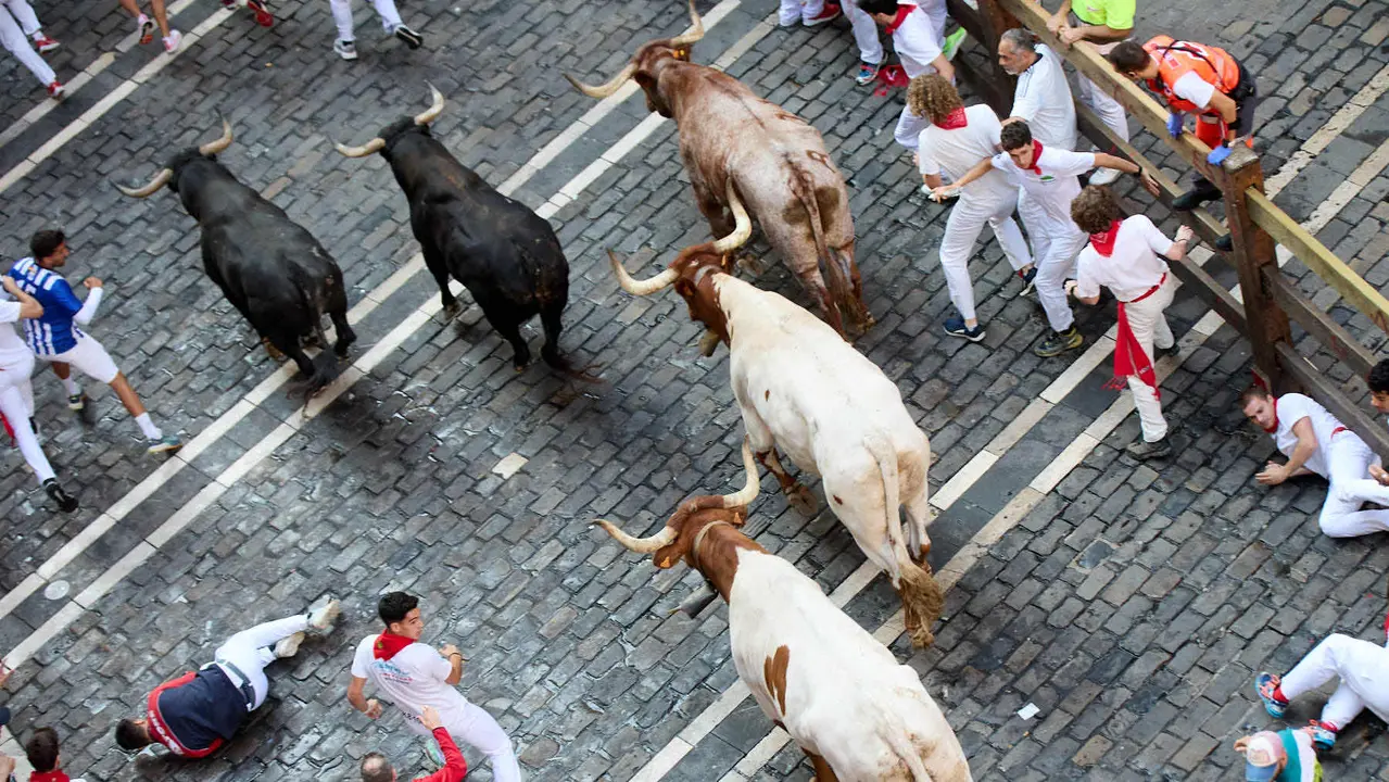 Octavo y último encierro de San Fermín 2025 con toros de la ganadería de Miura en el tramo de Mercaderes. IÑIGO ALZUGARAY