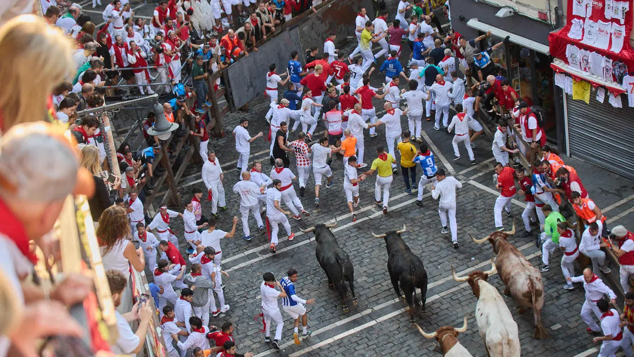 Octavo y último encierro de San Fermín 2025 con toros de la ganadería de Miura en el tramo de Mercaderes. IÑIGO ALZUGARAY