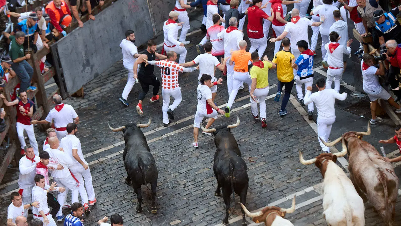 Octavo y último encierro de San Fermín 2025 con toros de la ganadería de Miura en el tramo de Mercaderes. IÑIGO ALZUGARAY