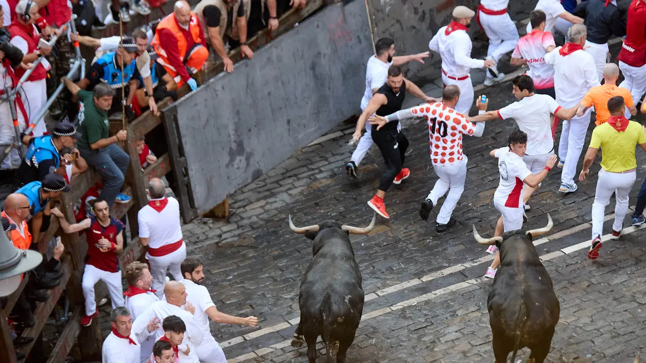 Octavo y último encierro de San Fermín 2025 con toros de la ganadería de Miura en el tramo de Mercaderes. IÑIGO ALZUGARAY