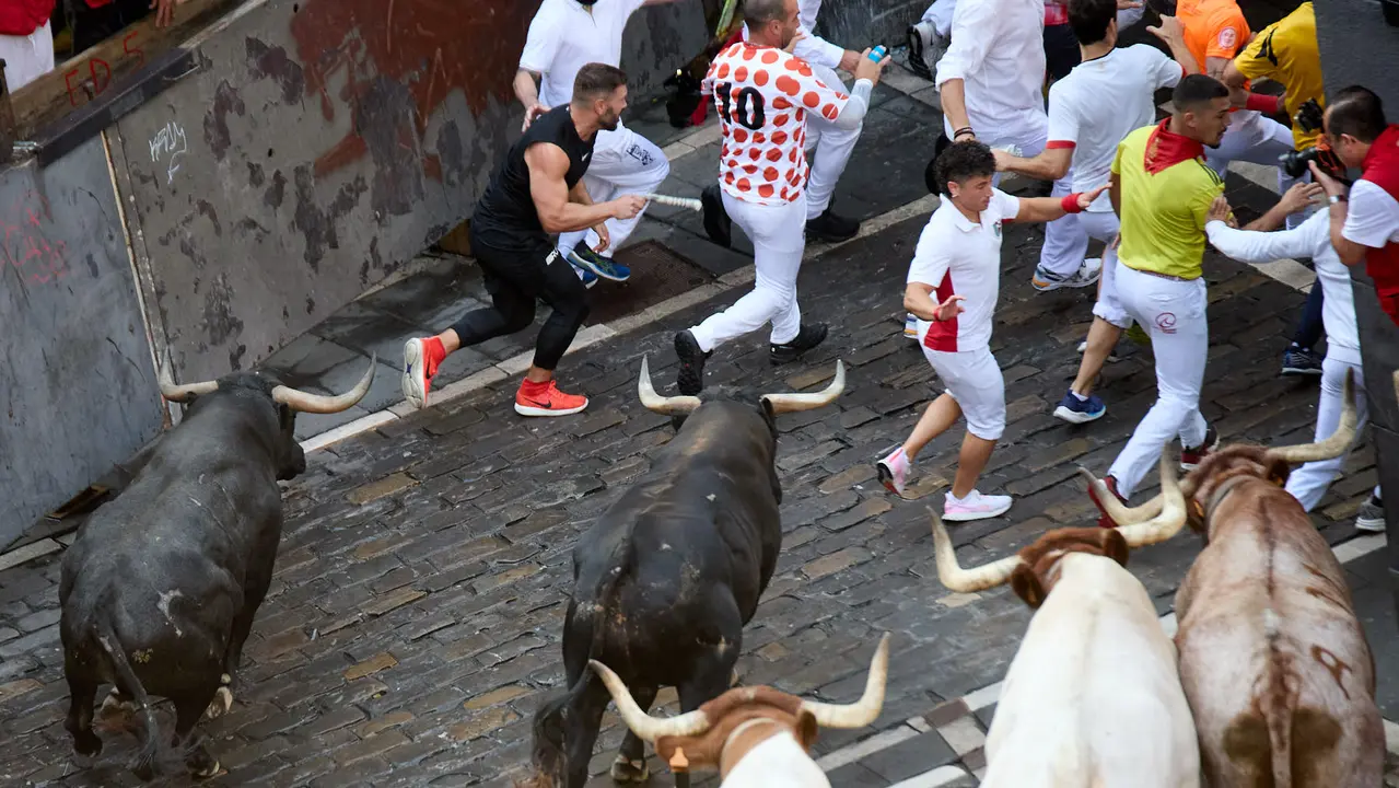 Octavo y último encierro de San Fermín 2025 con toros de la ganadería de Miura en el tramo de Mercaderes. IÑIGO ALZUGARAY