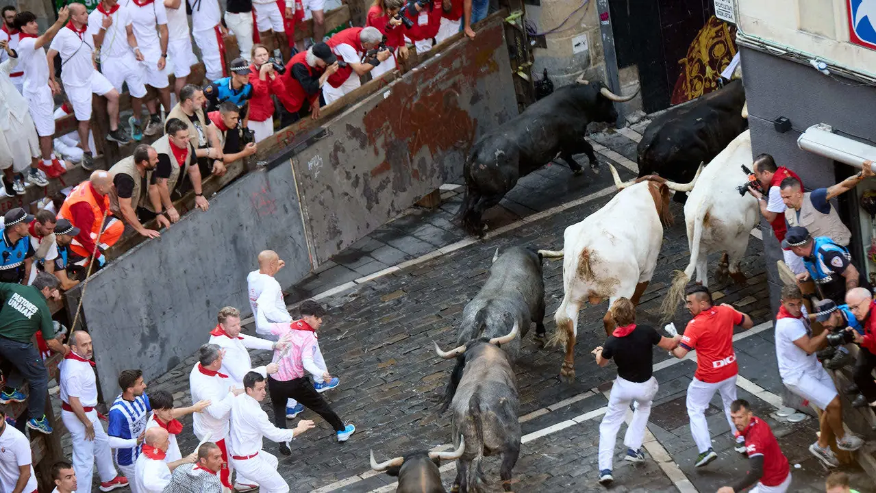 Octavo y último encierro de San Fermín 2025 con toros de la ganadería de Miura en el tramo de Mercaderes. IÑIGO ALZUGARAY