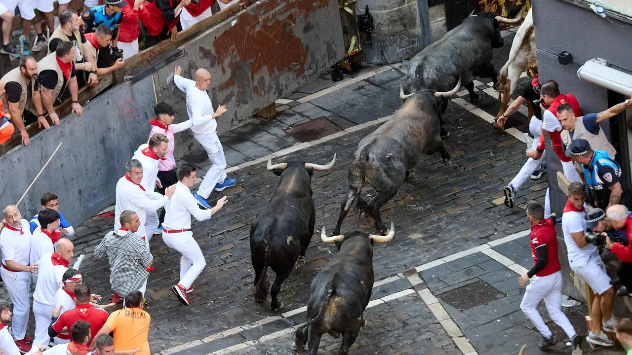 Octavo y último encierro de San Fermín 2025 con toros de la ganadería de Miura en el tramo de Mercaderes. IÑIGO ALZUGARAY