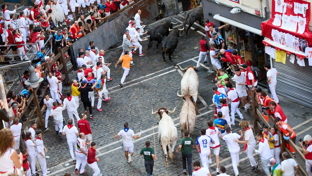 Octavo y último encierro de San Fermín 2025 con toros de la ganadería de Miura en el tramo de Mercaderes. IÑIGO ALZUGARAY
