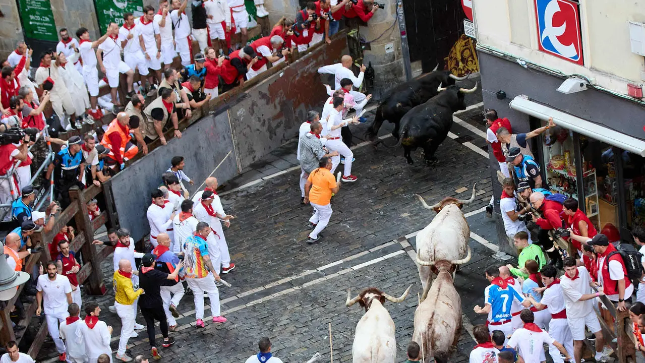 Octavo y último encierro de San Fermín 2025 con toros de la ganadería de Miura en el tramo de Mercaderes. IÑIGO ALZUGARAY