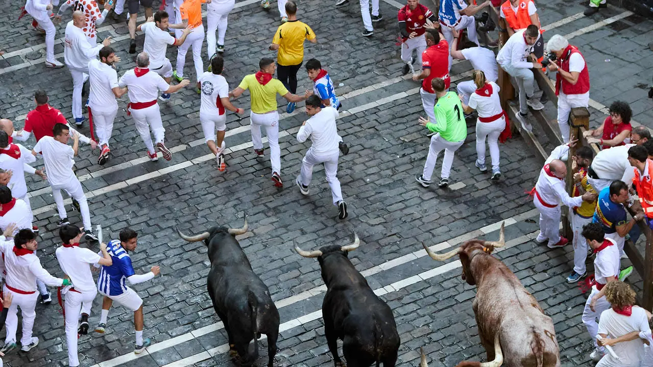 Octavo y último encierro de San Fermín 2025 con toros de la ganadería de Miura en el tramo de Mercaderes. IÑIGO ALZUGARAY