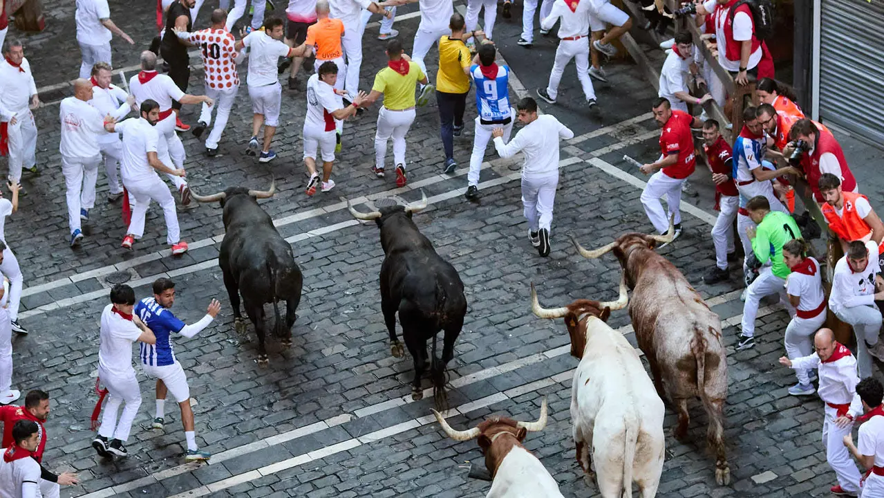 Octavo y último encierro de San Fermín 2025 con toros de la ganadería de Miura en el tramo de Mercaderes. IÑIGO ALZUGARAY