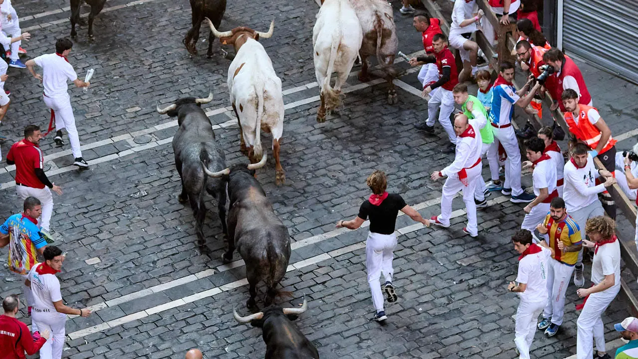 Octavo y último encierro de San Fermín 2025 con toros de la ganadería de Miura en el tramo de Mercaderes. IÑIGO ALZUGARAY