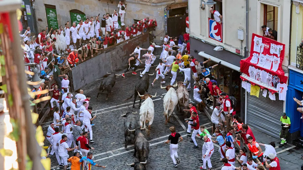 Octavo y último encierro de San Fermín 2025 con toros de la ganadería de Miura en el tramo de Mercaderes. IÑIGO ALZUGARAY