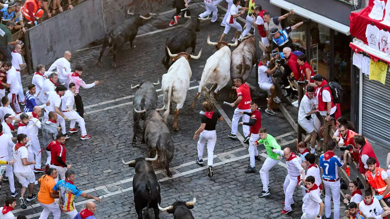 Octavo y último encierro de San Fermín 2025 con toros de la ganadería de Miura en el tramo de Mercaderes. IÑIGO ALZUGARAY