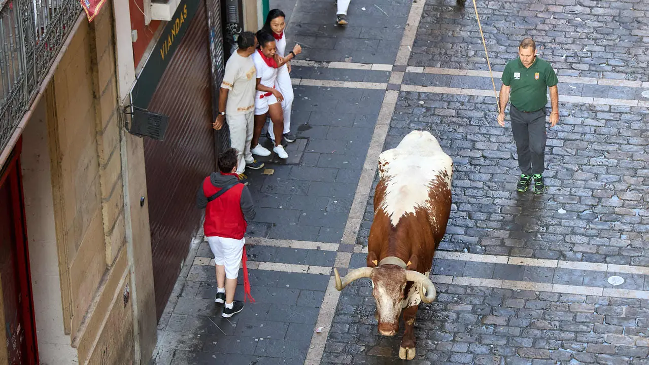 Octavo y último encierro de San Fermín 2025 con toros de la ganadería de Miura en el tramo de Mercaderes. IÑIGO ALZUGARAY