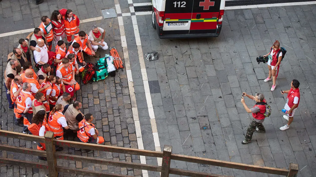 Octavo y último encierro de San Fermín 2025 con toros de la ganadería de Miura en el tramo de Mercaderes. IÑIGO ALZUGARAY