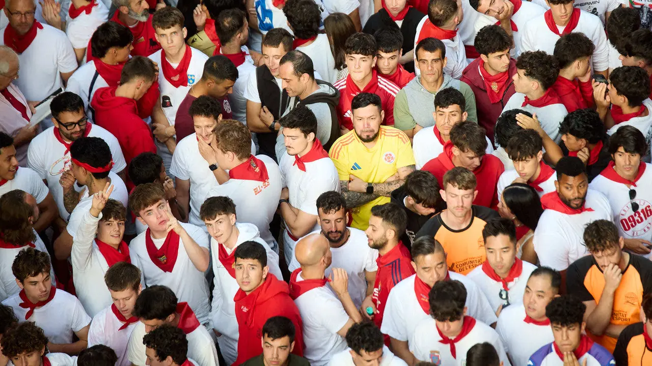 Ambiente en los momentos previos al octavo y último encierro de San Fermín 2025 con toros de la ganadería de Miura en el tramo de Mercaderes. IÑIGO ALZUGARAY
