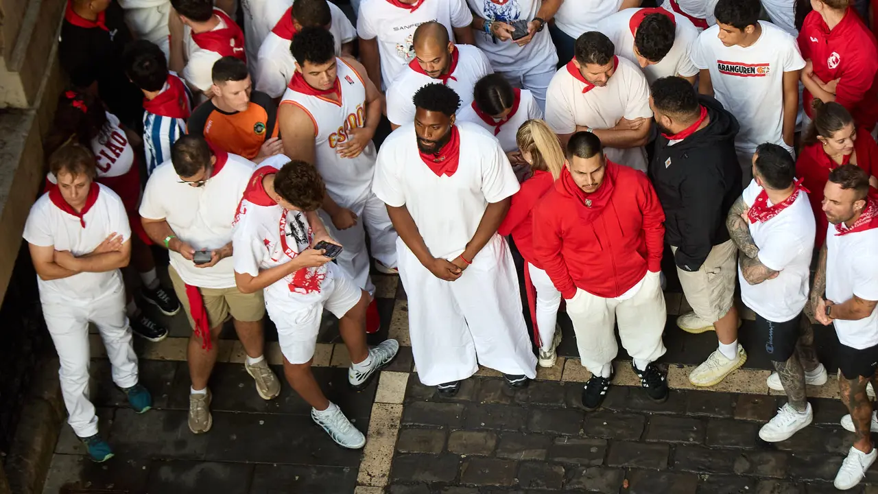 Ambiente en los momentos previos al octavo y último encierro de San Fermín 2025 con toros de la ganadería de Miura en el tramo de Mercaderes. IÑIGO ALZUGARAY