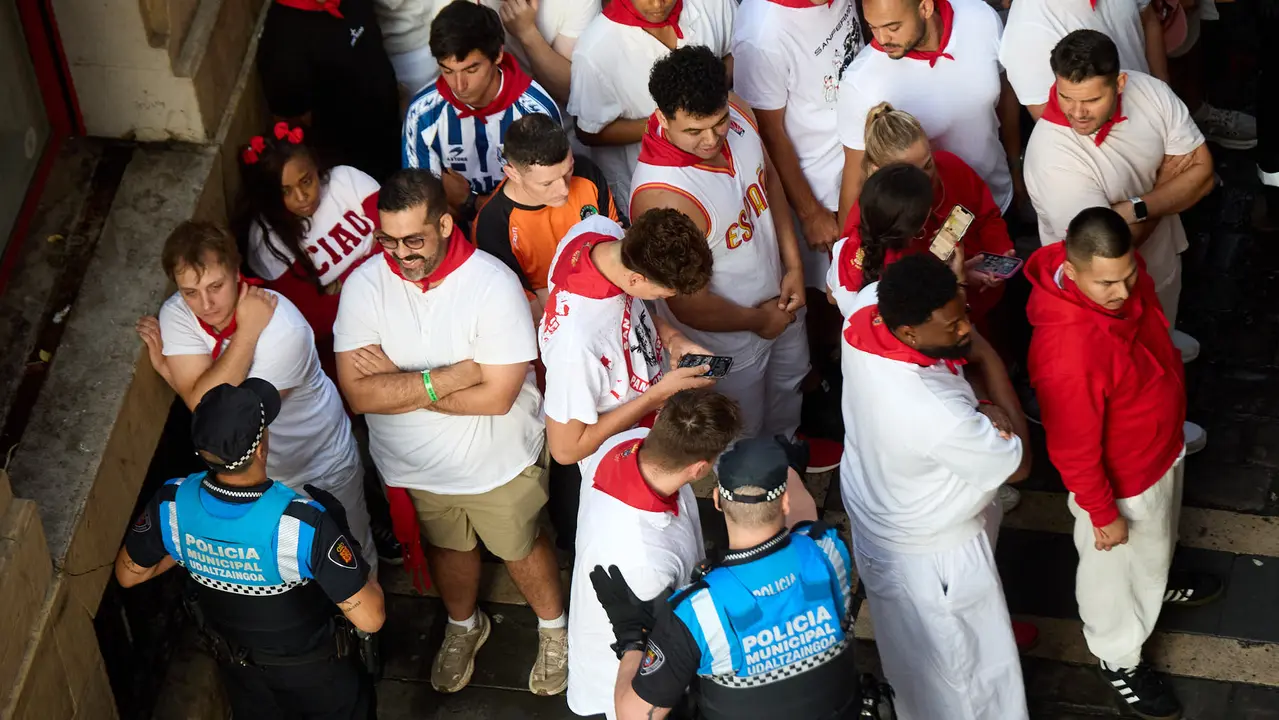 Ambiente en los momentos previos al octavo y último encierro de San Fermín 2025 con toros de la ganadería de Miura en el tramo de Mercaderes. IÑIGO ALZUGARAY