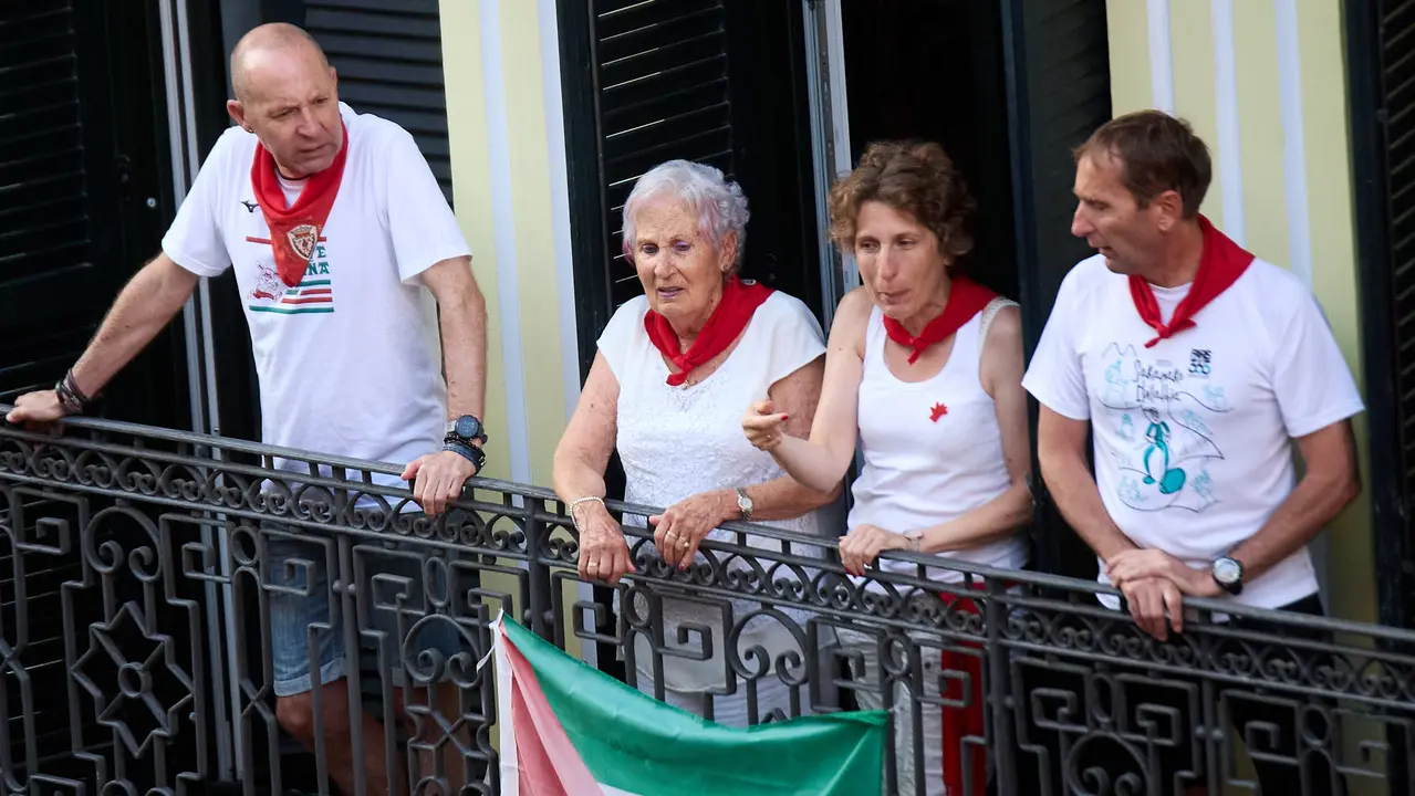 Ambiente en los momentos previos al octavo y último encierro de San Fermín 2025 con toros de la ganadería de Miura en el tramo de Mercaderes. IÑIGO ALZUGARAY