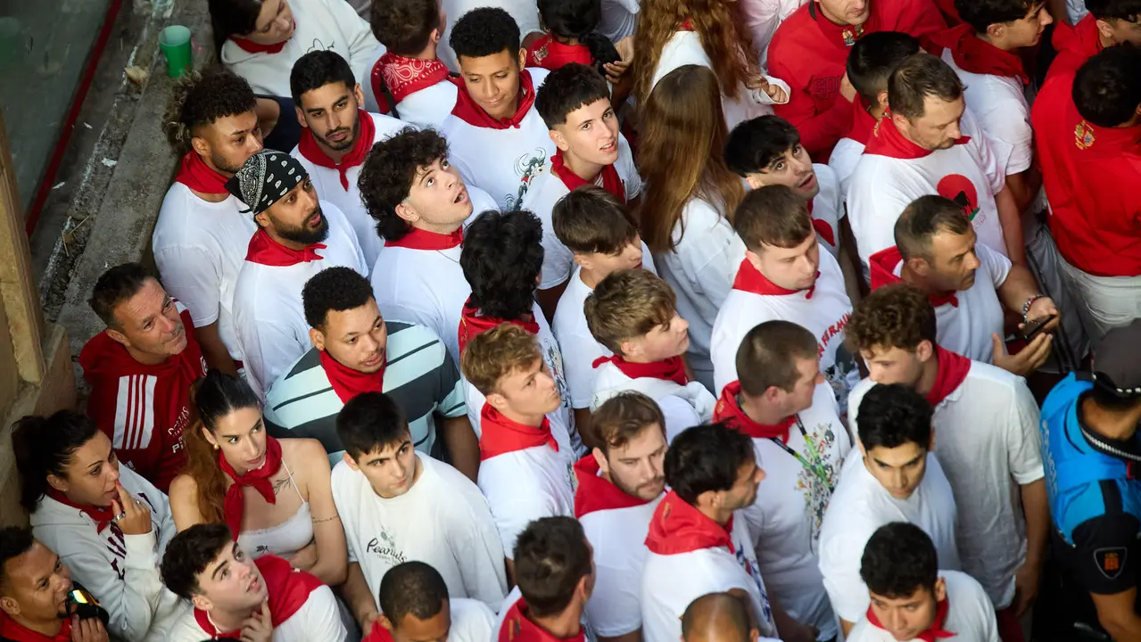 Ambiente en los momentos previos al octavo y último encierro de San Fermín 2025 con toros de la ganadería de Miura en el tramo de Mercaderes. IÑIGO ALZUGARAY